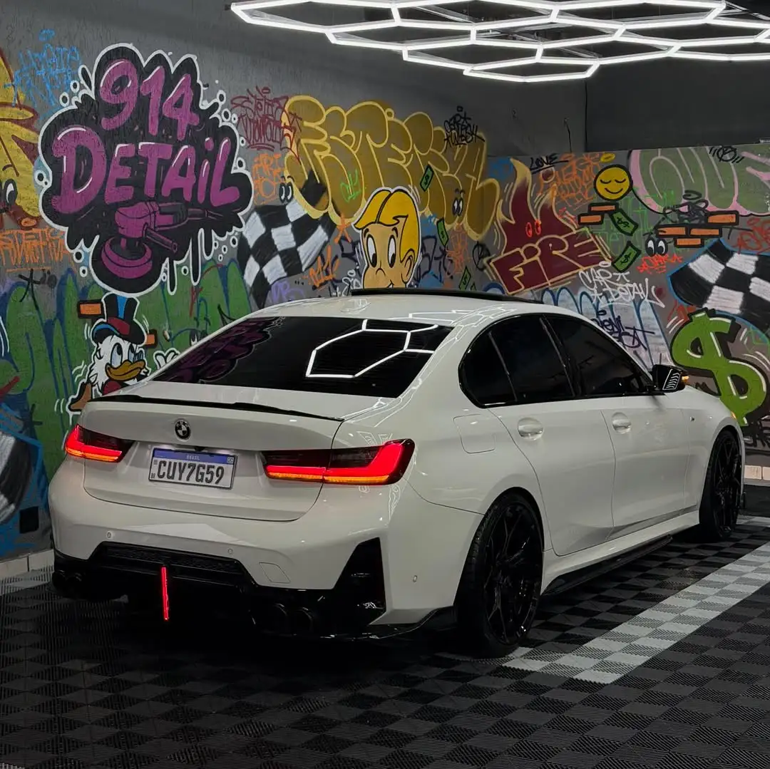 Detalhe do polimento na pintura do carro